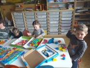 "Jen si, děti, všimněte, ... že se již předškoláci připravují k zápisu!"