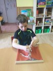 "Jen si, děti, všimněte, ... že se již předškoláci připravují k zápisu!"