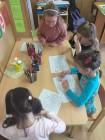 "Jen si, děti, všimněte, ... že se již předškoláci připravují k zápisu!"