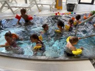 První plavecká lekce