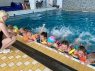 První plavecká lekce