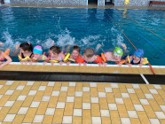 První plavecká lekce