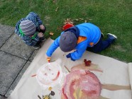Sedí si kos na keři