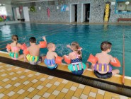 První plavecká lekce