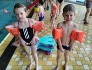 První plavecká lekce