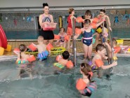 První plavecká lekce