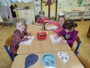 Holka modrooká, nesedávej u potoka...