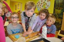 Podzim ve školce- pečení duchů a vycházka